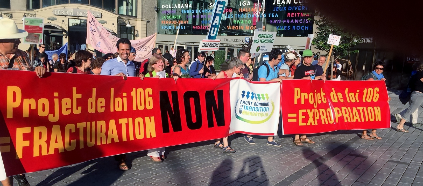 Ouverture du Forum social mondial le 9 août 2016 : le Front commun pour la transition énergétique marche contre le projet de loi sur les hydrocarbures. La bannière est l’oeuvre de Louis Casavant. Photo Joceline Sanschagrin.